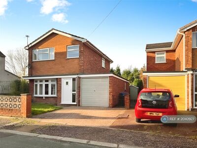 New Road, 3 bedroom Detached House to rent, £1,100 pcm