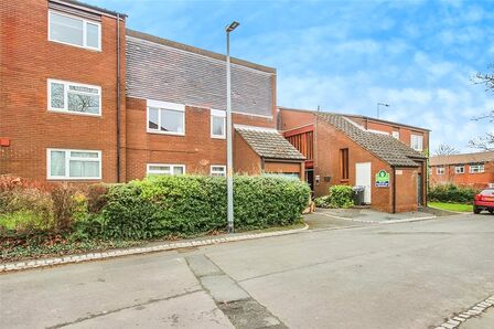 Farm Lodge Grove, 2 bedroom  Flat to rent, £750 pcm