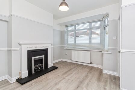 Roseway, 2 bedroom Mid Terrace House for sale, &pound;180,000