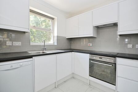 2 bedroom Mid Terrace House to rent