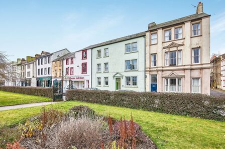 College Street, 2 bedroom  Flat to rent, £695 pcm