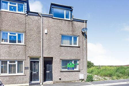 3 bedroom Mid Terrace House to rent