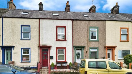 3 bedroom Mid Terrace House for sale