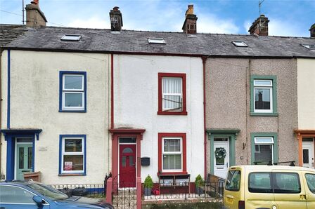 3 bedroom Mid Terrace House for sale