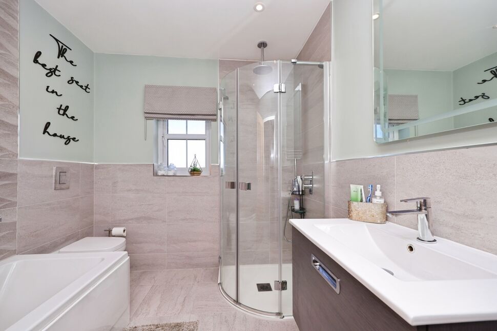 Family Bathroom / WC