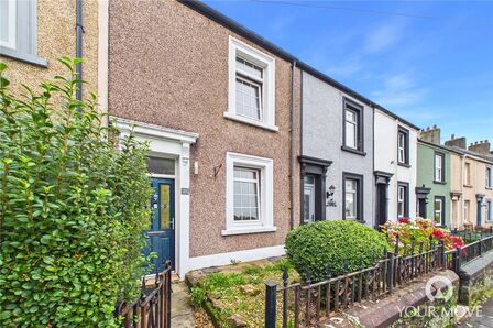 East Road, 3 bedroom Mid Terrace House to rent, &pound;850 pcm