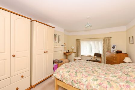 3 bedroom Mid Terrace Flat for sale