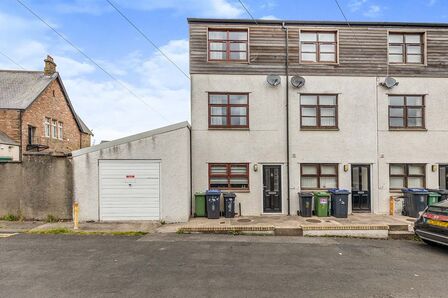 3 bedroom End Terrace House to rent