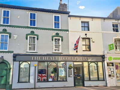 High Street, 2 bedroom Flat to rent, &pound;595 pcm