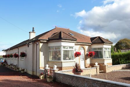 Lanark Road, 4 bedroom Detached Bungalow to rent, £1,500 pcm