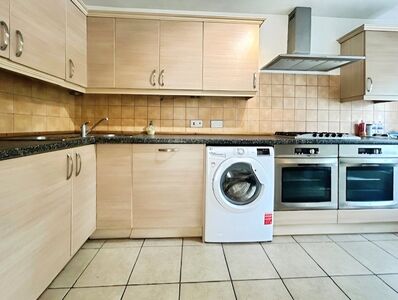 Manor Road, 3 bedroom Mid Terrace Bungalow to rent, £1,500 pcm