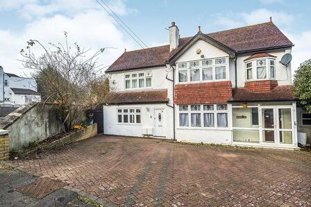 Rickman Hill, 1 bedroom  Flat to rent, £1,400 pcm