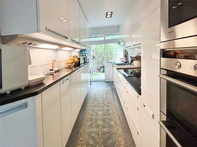 Caroline Close, 4 bedroom Mid Terrace House to rent, £2,500 pcm