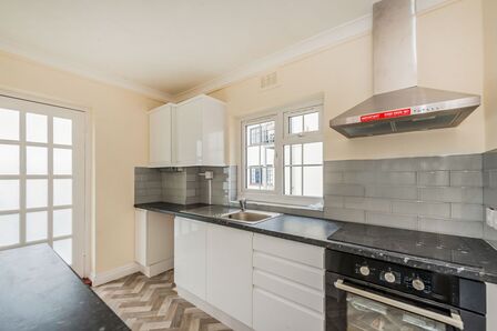 Woodcote Road, 2 bedroom Flat to rent, &pound;1,500 pcm