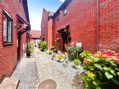 2 bedroom End Terrace House for sale