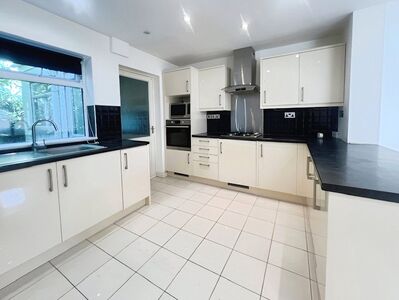 Onslow Gardens, 4 bedroom Semi Detached House to rent, £2,600 pcm
