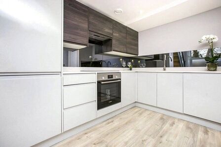Restmor Way, 1 bedroom  Flat to rent, £1,350 pcm