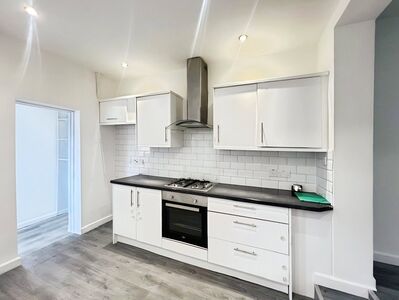 Oakwood Avenue, 3 bedroom Mid Terrace House to rent, £2,000 pcm