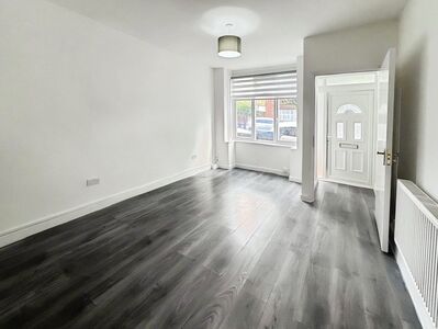 3 bedroom Mid Terrace House to rent