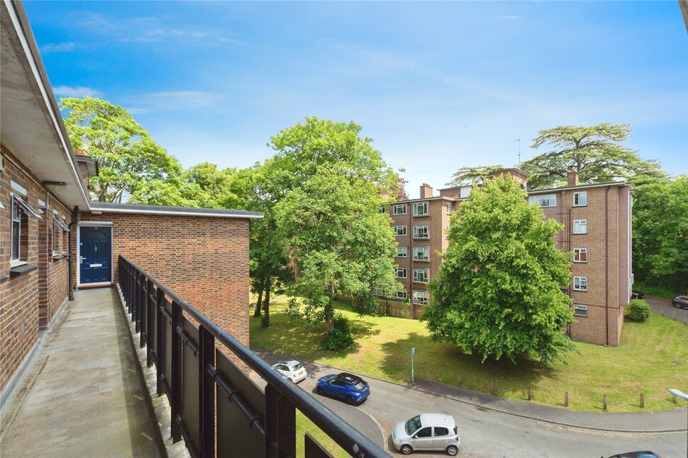 2 bedroom Flat for sale, Radcliffe Gardens, Carshalton, SM5 £270,000