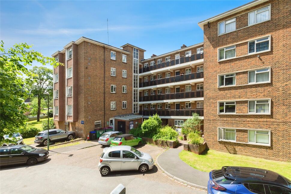 2 bedroom Flat for sale, Radcliffe Gardens, Carshalton, SM5 £270,000