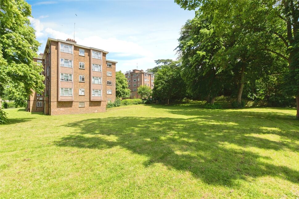 2 bedroom Flat for sale, Radcliffe Gardens, Carshalton, SM5 £270,000