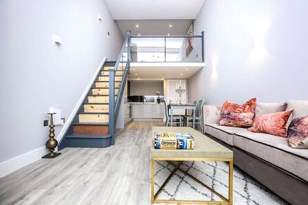 Restmor Way, 1 bedroom  Flat for sale, £279,000