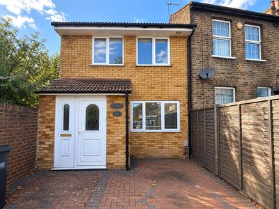 Whitehorse Road, 3 bedroom Semi Detached House to rent, &pound;1,750 pcm