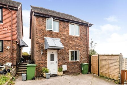 Rapson Close, 3 bedroom Detached House to rent, &pound;1,375 pcm