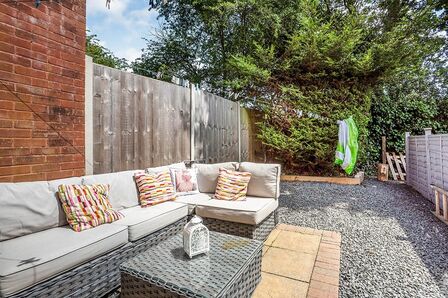 Damask Gardens, 2 bedroom Mid Terrace House to rent, £1,250 pcm