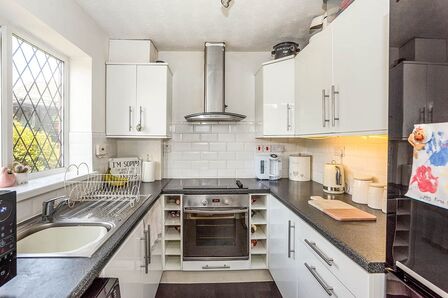 Damask Gardens, 2 bedroom Mid Terrace House to rent, £1,250 pcm
