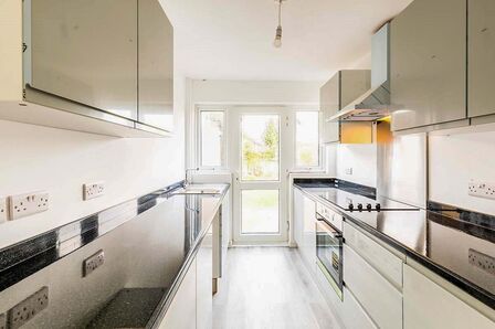 Milford Close, 3 bedroom Mid Terrace House to rent, £1,395 pcm
