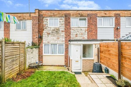 Totton Walk, 3 bedroom Mid Terrace House to rent, £1,350 pcm