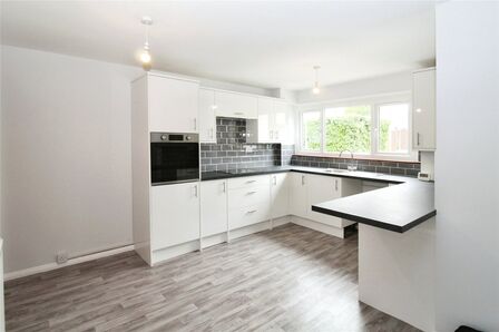 Curlew Gardens, 3 bedroom Mid Terrace House to rent, £1,295 pcm