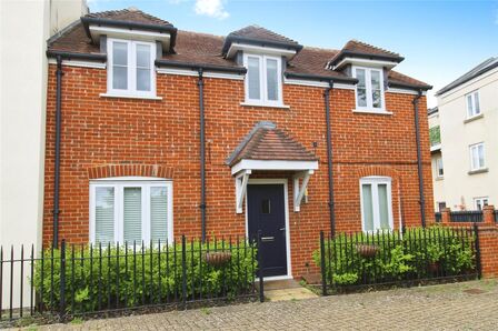Ellisons Crescent, 4 bedroom End Terrace House to rent, £1,850 pcm