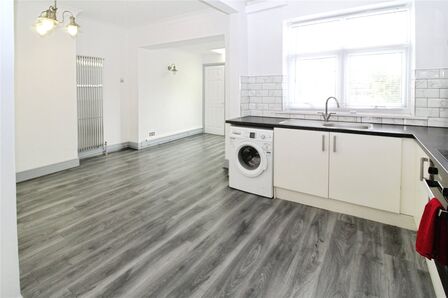 Warren Avenue, 2 bedroom  Flat to rent, £1,350 pcm
