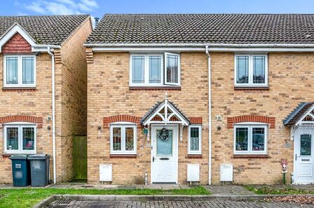 Hobby Close, 2 bedroom Mid Terrace House to rent, £1,225 pcm