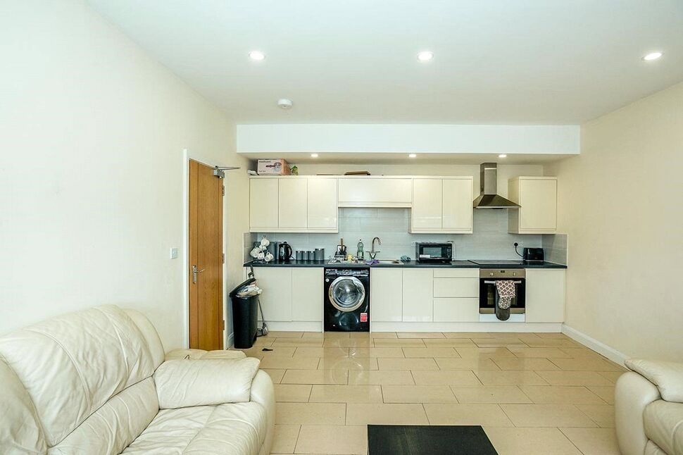 Main image of 1 bedroom Flat to rent, London Road, Cowplain, Hampshire, PO8