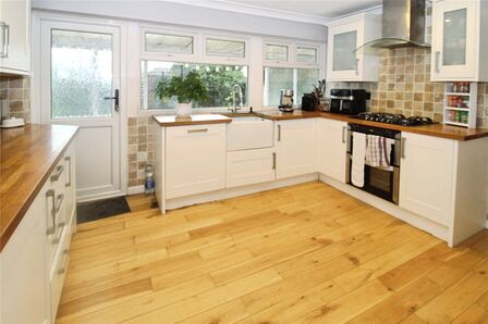 Hambledon Road, 3 bedroom Detached House to rent, &pound;1,600 pcm