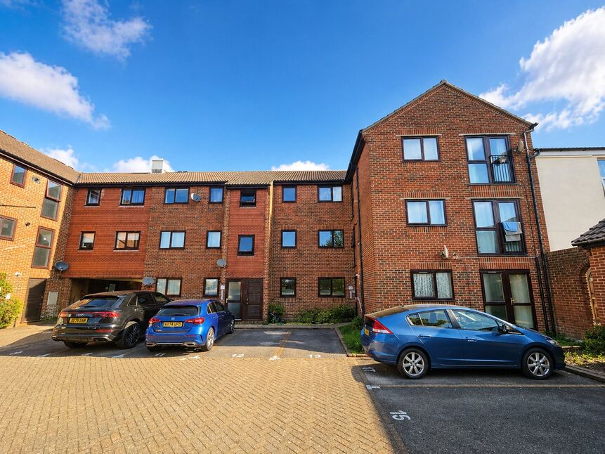 Main image of 2 bedroom Flat for sale, Waterloo Road, Havant, Hampshire, PO9