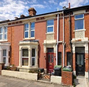 3 bedroom Mid Terrace House for sale