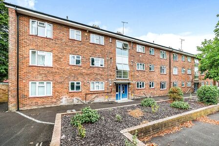Tennyson Crescent, 2 bedroom Flat for sale, &pound;165,000