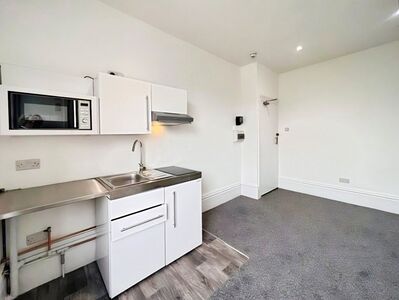 Elphinstone Road, 1 bedroom Flat to rent, &pound;750 pcm