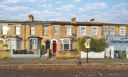 Queens Road, 2 bedroom Flat to rent, &pound;2,500 pcm