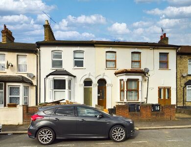 Clarendon Road, 2 bedroom  Flat to rent, £2,200 pcm