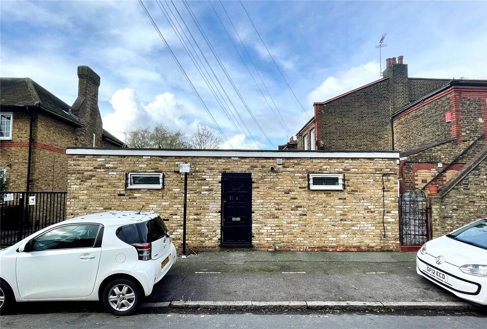 1 bedroom Flat to rent, Penrhyn Crescent, Walthamstow, London, E17 £