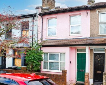 2 bedroom Mid Terrace House to rent