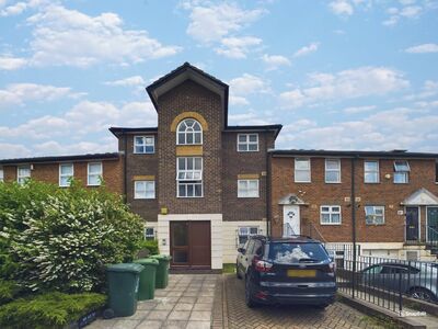 Damask Crescent, 2 bedroom Flat to rent, &pound;1,900 pcm