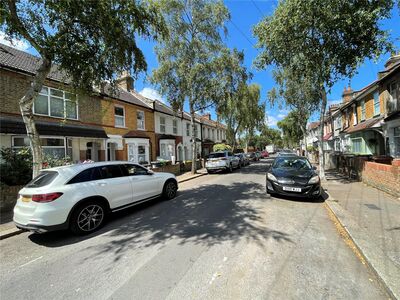 Brookscroft Road, 4 bedroom Flat to rent, &pound;2,300 pcm