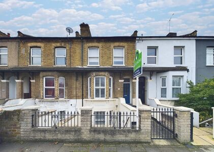 Chobham Road, 4 bedroom Mid Terrace House for sale, £775,000